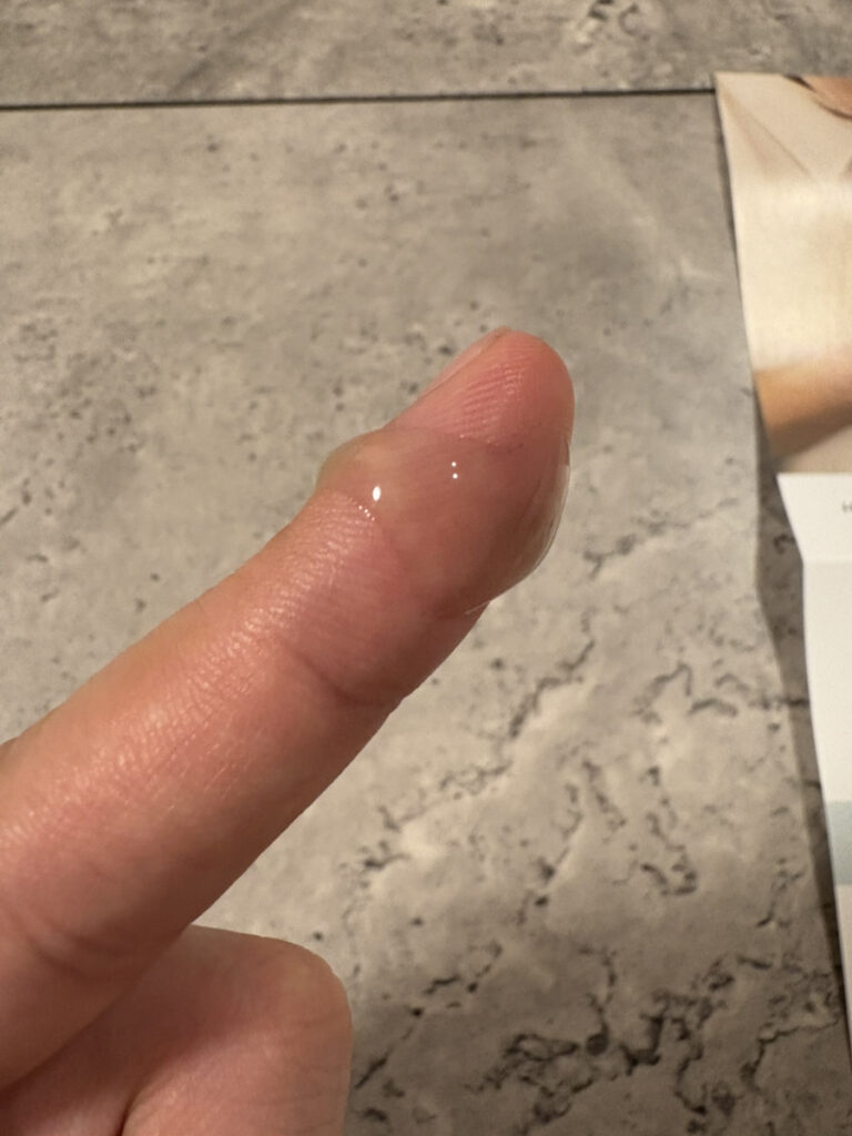 ハグキスマイルを編集部で購入/使用した際に撮影した画像4 実際に触ってみると想定よりもサラサラしているので、床に垂れる点は注意が必要と感じました。
